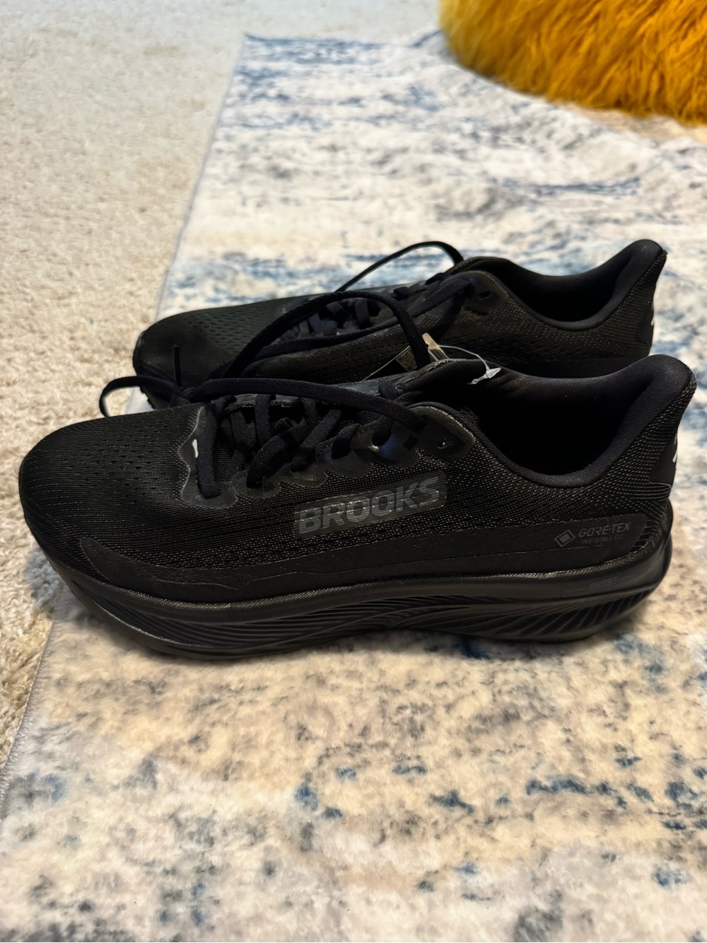 Brooks Men's All-Black Gore-Tex Running Shoes - Picture 3 of 7